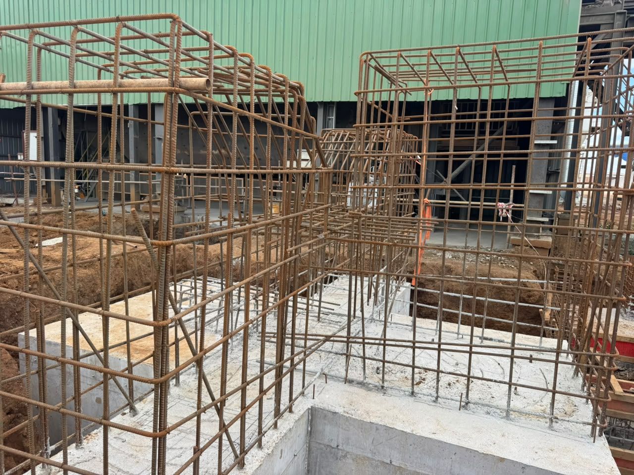 Reinforced concrete foundations for industrial plant